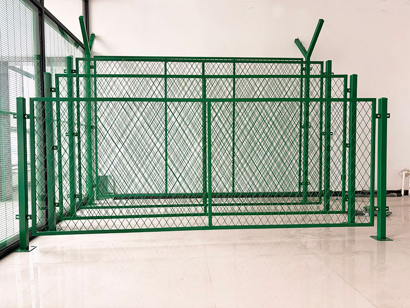 鋼板網(wǎng)菱形孔護(hù)欄